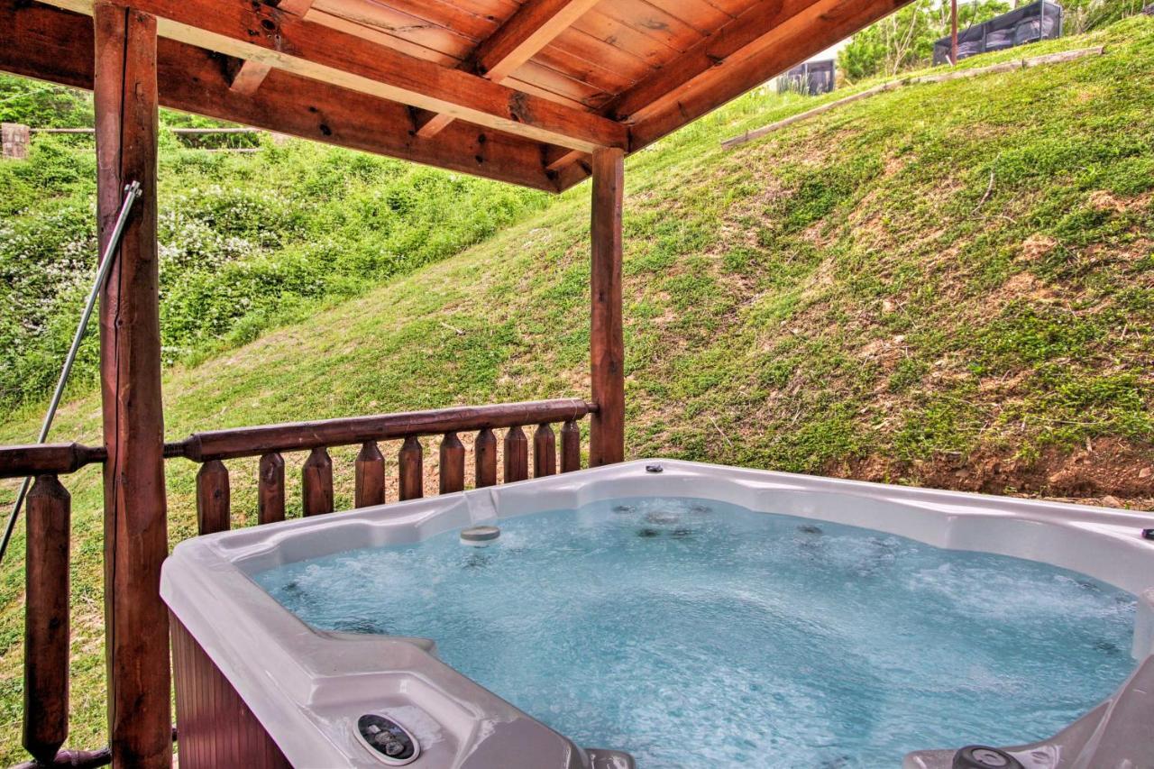 Expansive Gatlinburg Cabin Hot Tub, Deck And Grill! Exterior photo