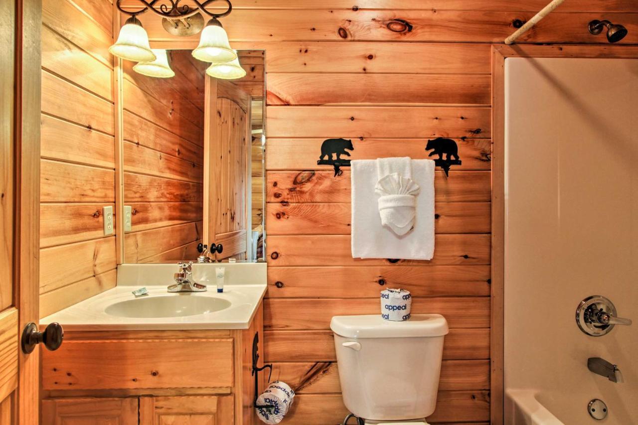 Expansive Gatlinburg Cabin Hot Tub, Deck And Grill! Exterior photo