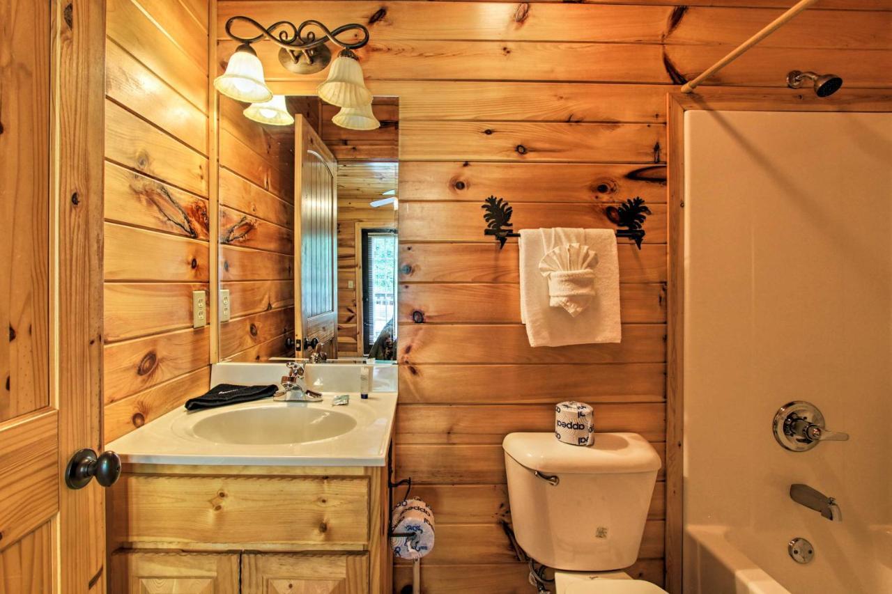 Expansive Gatlinburg Cabin Hot Tub, Deck And Grill! Exterior photo